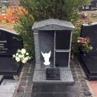 Купить место в колумбарии Киевского Крематория - от 6 тыс. грн. Фото склепа из гранита для семьи, на Байковом кладбище.